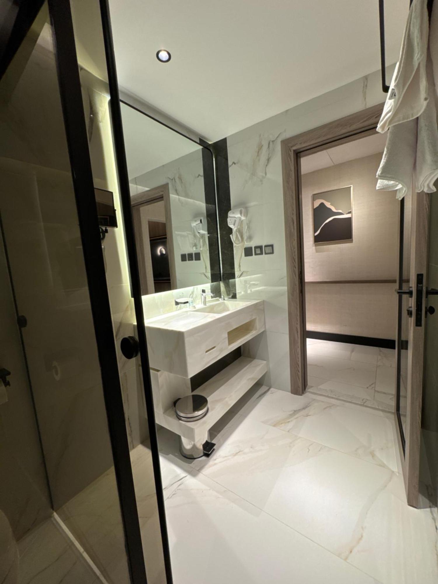 Sixty Three Hotel Suites Rijád Exteriér fotografie