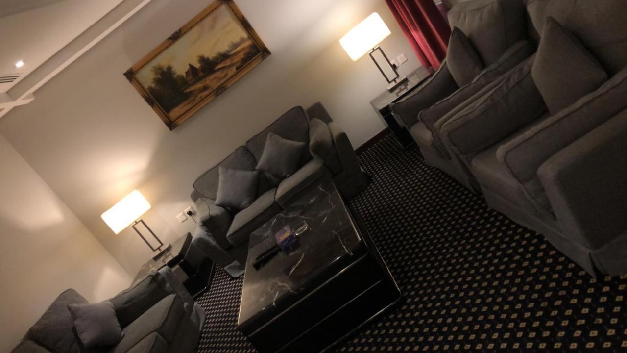 Sixty Three Hotel Suites Rijád Exteriér fotografie